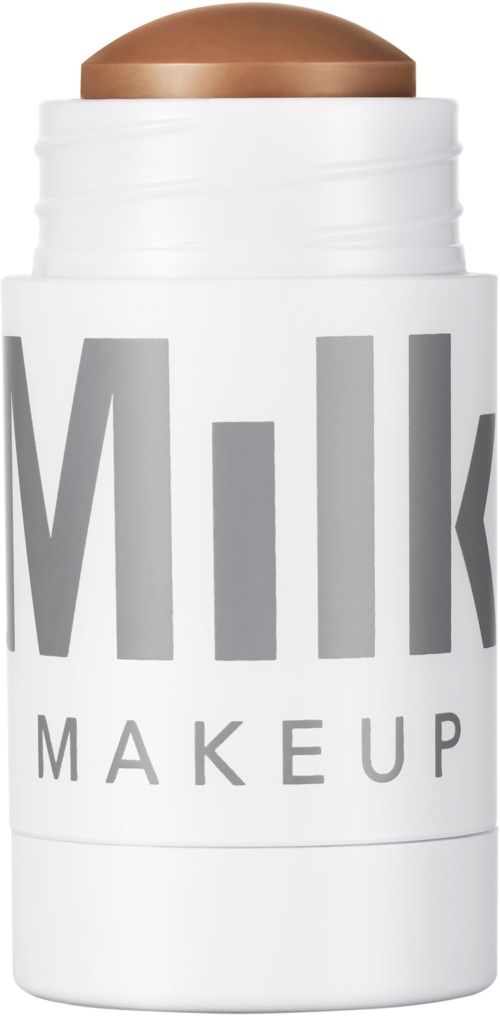 Ein weißer Behälter mit einem braunen Make-up-Stick, mit "Milk Makeup" in großen grauen Buchstaben.