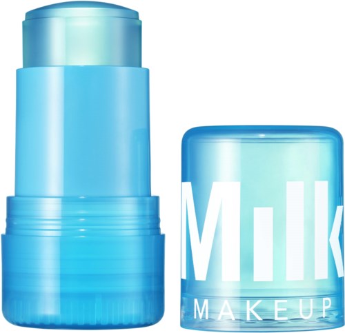 Ein blauer Behälter mit einem Etikett, auf dem 'Milk Makeup' steht, und einem passenden zylindrischen Deckel. Der Behälter scheint ein Kosmetikprodukt zu sein.