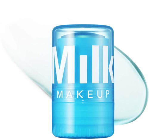 Ein blauer Behälter mit Milch-Make-up-Produktion und einem weißen Spritz im Hintergrund.