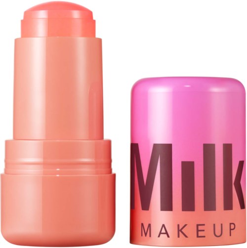 Ein rosa Lippenstiftbehälter mit aufgesetztem Deckel, der den Lippenstift zeigt. Der Deckel ist rosa mit schwarzem Text 'Milk Makeup.'