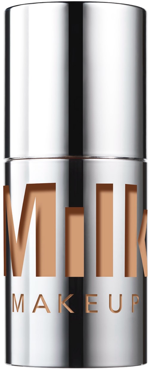 Glanzende zilveren fles met grote bruine tekst die 'MAKEUP' zegt.
