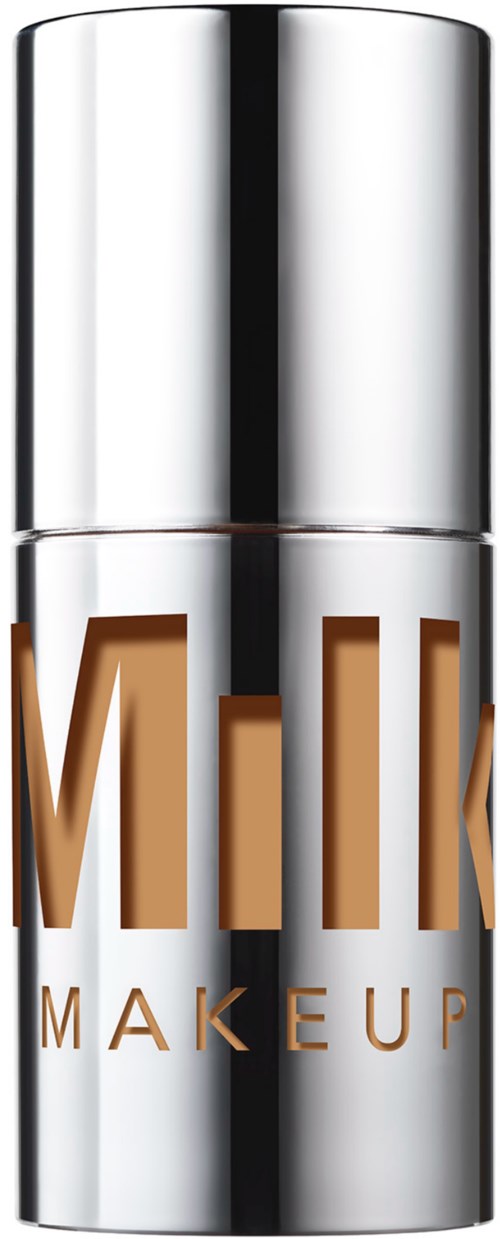 Een zilverkleurige cilindervormige fles met bronskleurige tekst 'MAKEUP'.