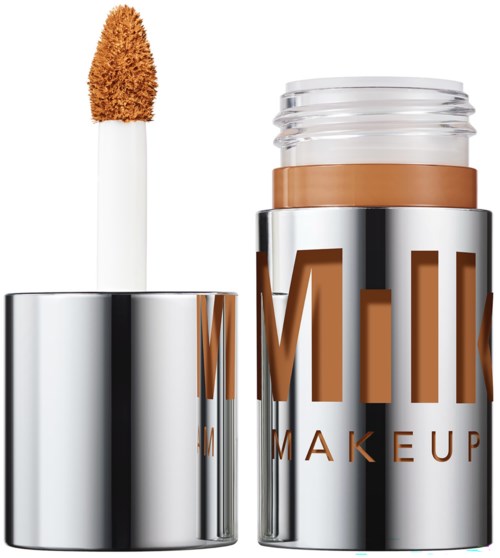 Lippenbalsemcontainer met applicator en bruin lipgloss. Zilveren verpakking met bruin en zwart tekst.