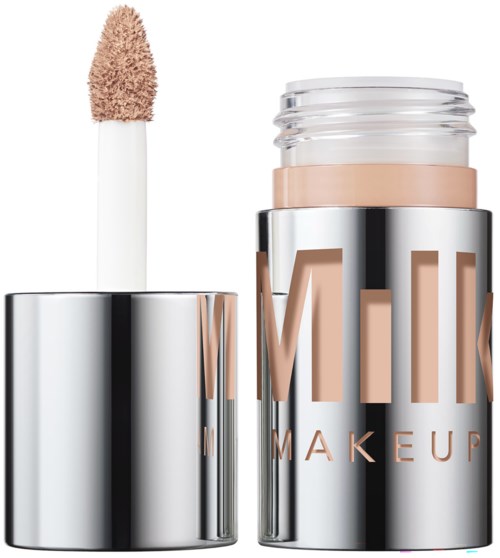 Een make-uppenbruiker met een sponsapplicator, zilveren houder en beige product binnen.