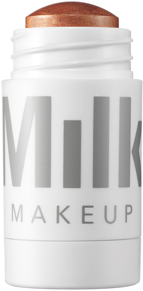 Ruskea meikkituote tikkuna valkoisessa säiliössä, jossa on suuret harmaat kirjaimet, merkinnällä "Milk Makeup."