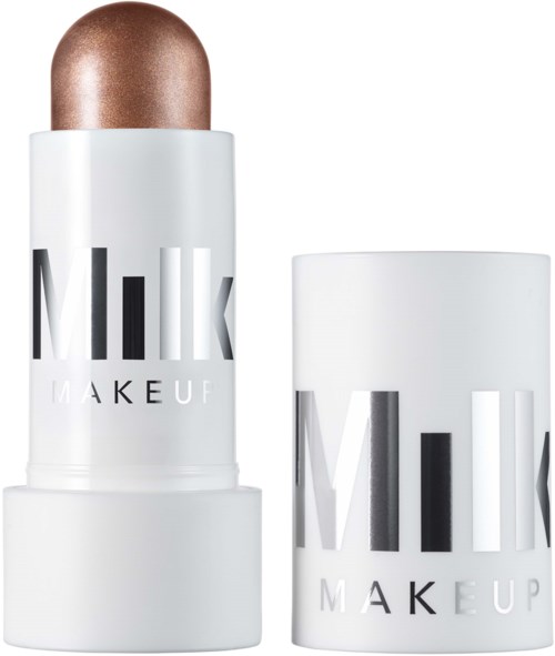 Vit läppstiftstift med metallisk bronsfärgad läppstift inuti. Produktens logga 'Milk Makeup' syns på tuben.