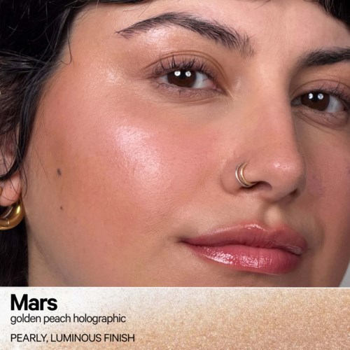 Närbild på en kvinna med klar hud och glansiga läppar, visar en naturlig sminkstil. Produktnamnet Mars syns.
