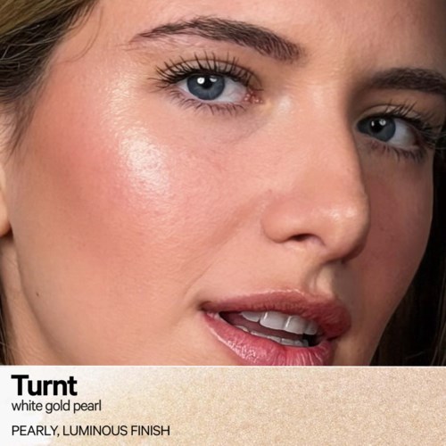 Närbild av en kvinnas ansikte som visar glänsande hud, lätt makeup och blå ögon, med produktnamn Turnt och finish-information längst ner.