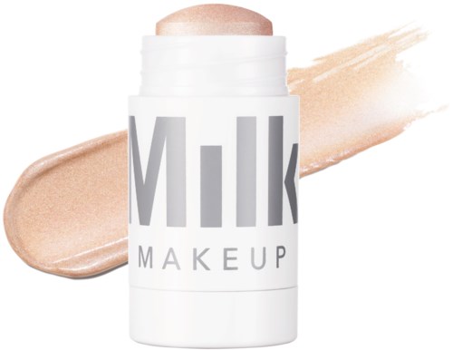 Een make-upstift met beige kleur en een make-upveeg op de achtergrond.