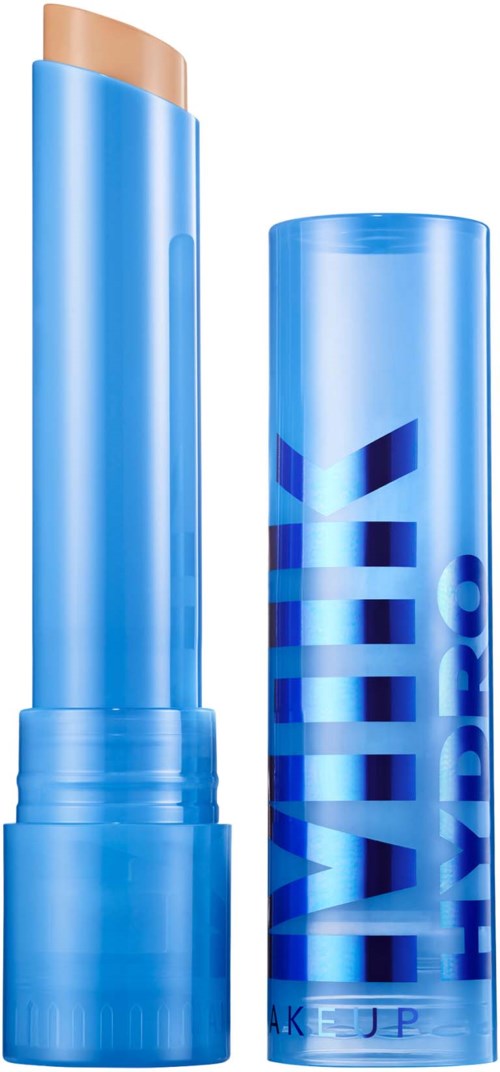 Blauer Lippenstiftbehälter mit den Worten SAVAGE FLOW. Der Deckel ist entfernt, zeigt den Lippenstift.
