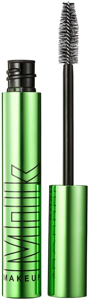 Groene mascara tube met de tekst 'WILD' en een open gekrulde mascara borst naast.