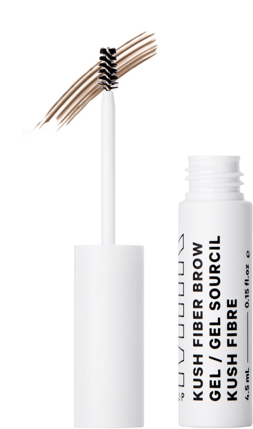 Eine kleine weiße Flasche mit schwarzem Deckel und einer Bürste, die braunen Augenbrauen Gel zeigt. Das Produkt heißt 'KUSH FIBER BROW GEL'.