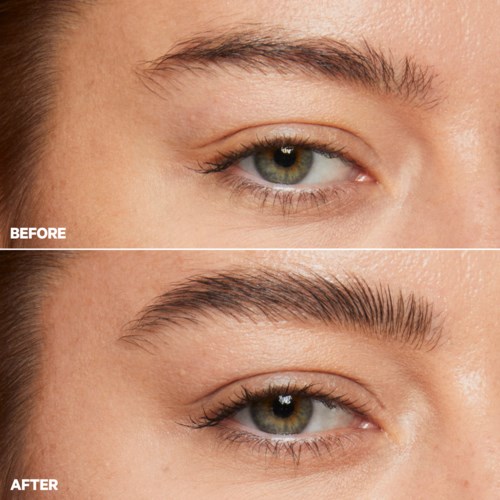 Twee close-up foto's tonen iemands oog voor en na wenkbrauwstyling, met vollere wenkbrauwen daarna.