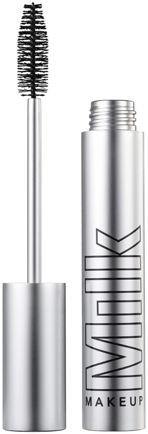 Een zilveren tube mascara met de borstel uitgestoken, toont het product en het logo.