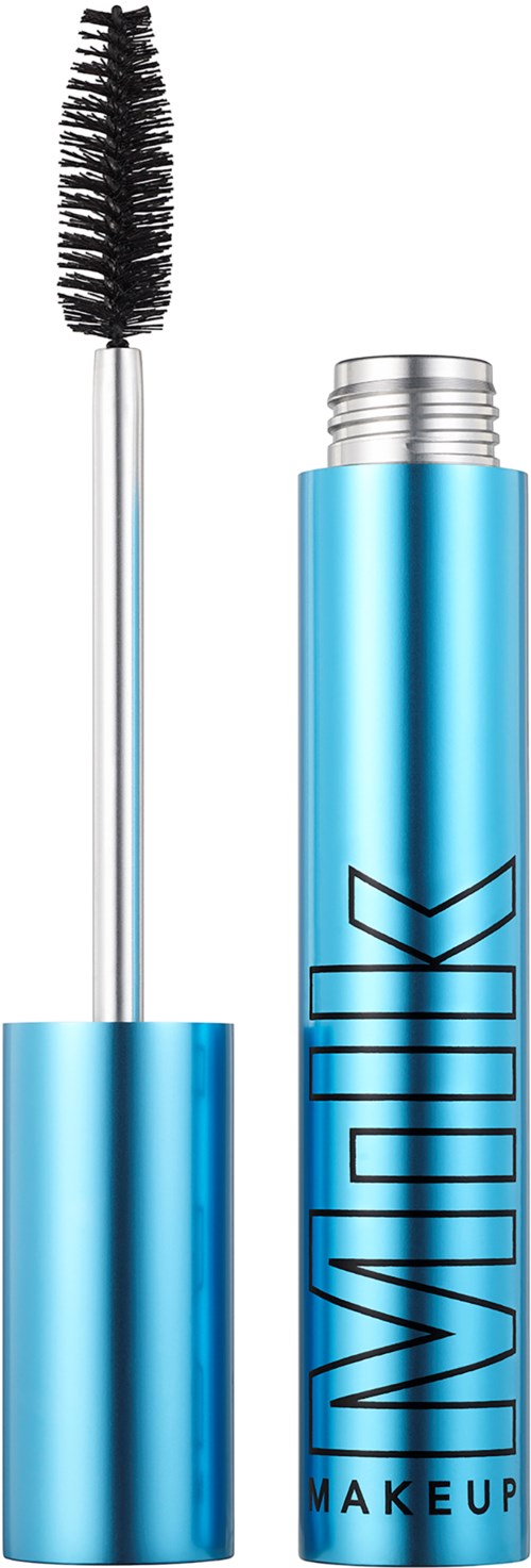Blauwe mascara-tube met sponsje, zwarte vette tekst zegt "WICKED MAKEUP".