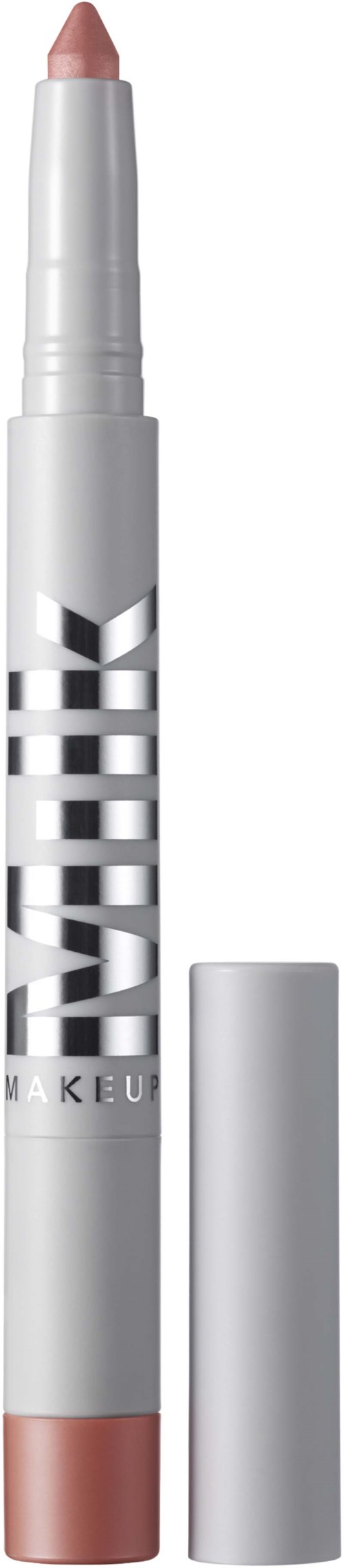 En concealer i stiftform i en vit och silverrör med en beige kork, som visar produkten närmast toppen.