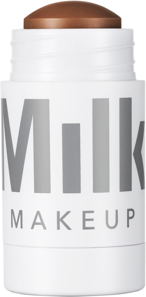 Een witte container met een bruine make-upstick op top en grote grijze tekst die "Milk" zegt.
