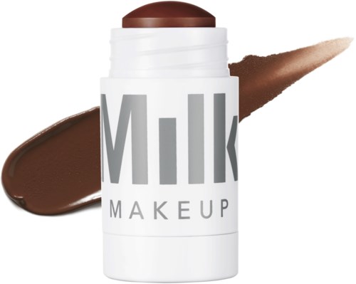 Een witte container met 'Milk Makeup' en bruin make-up in de achtergrond.