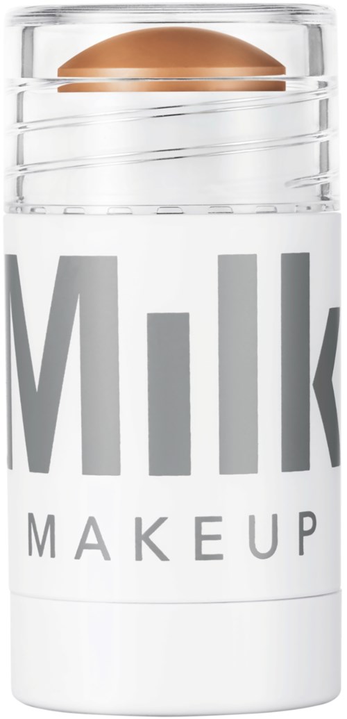 Eine kleine Flasche mit "Milk Makeup"-Aufdruck, klarer Verschluss und runder Oberseite. Die Flasche ist silber und weiß.