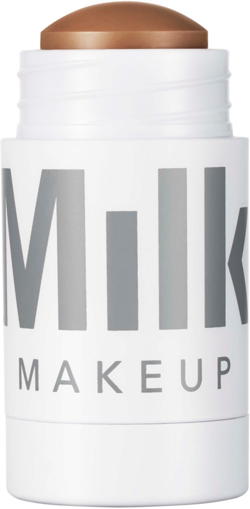 En makeupstift med brunt färg, märkt med stor text 'Milk' och mindre 'Makeup'.