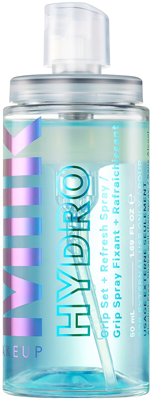 Eine klare Flasche mit blauer Flüssigkeit und Sprühkopf. Beschriftung zeigt, es ist für Haare, um aufzufrischen, zu fixieren und zu stylen.