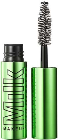 Een mascara-fles met groene body en zwart deksel, geopend om de kwast te tonen.