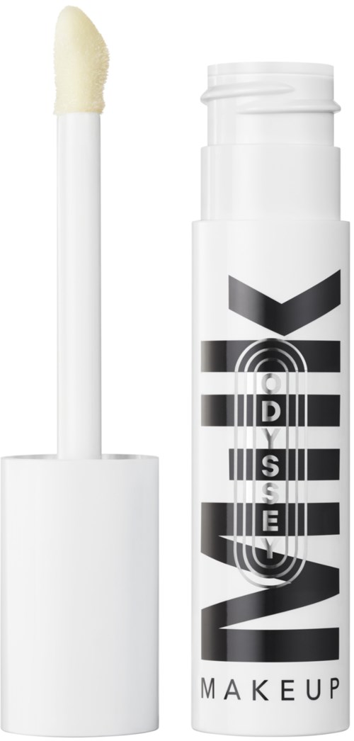 Een witte tube met een zwart logo en tekst, en een applicator met een spons, gebruikt voor make-up.
