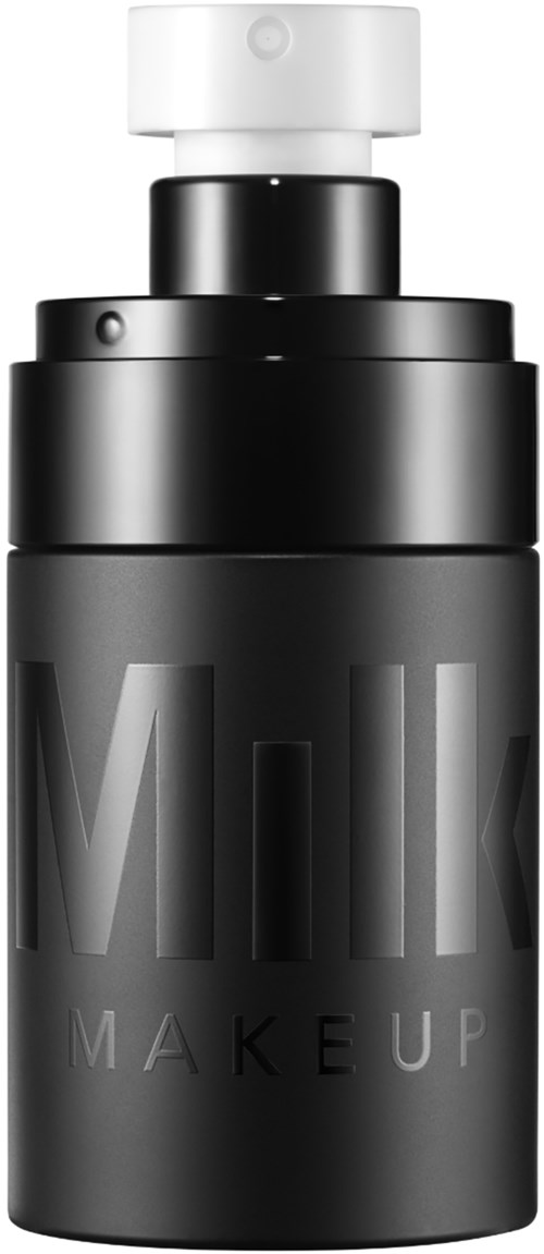 Een zwarte fles met een witte pomp en grote grijze tekst 'MAKEUP'.