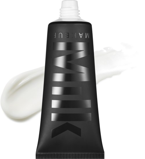 De tube heeft een zwarte body, een witte dop en witte crème die ernaast uitloopt.