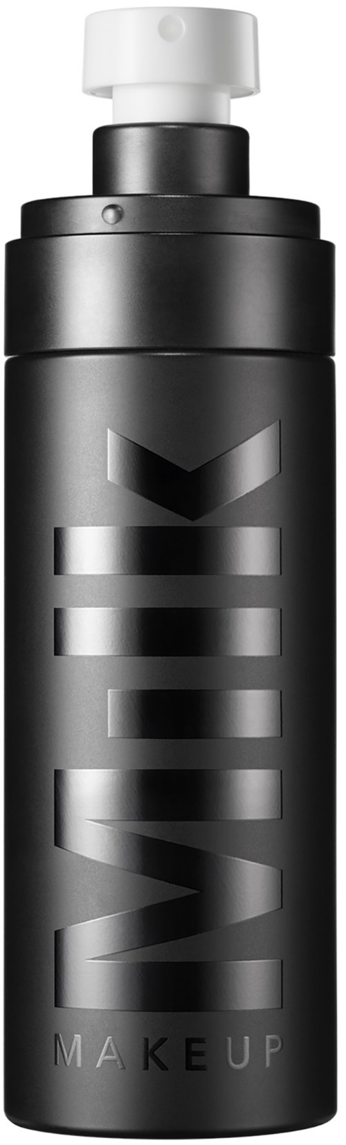 Eine schwarze Kosmetiksprayflasche mit weißer Oberseite und großen grauen Text 'MILANI'.