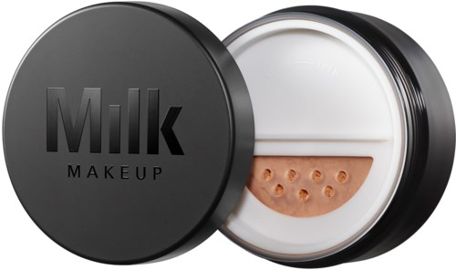 Ein Make-up-Behälter mit schwarzem Deckel und Puder darin. Der Deckel sagt "Milk MAKEUP."
