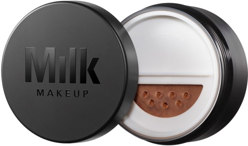 Een make-upproduct in een zwarte ronde container met een halve opendeksel, waarop een sponsapplicator zichtbaar is.