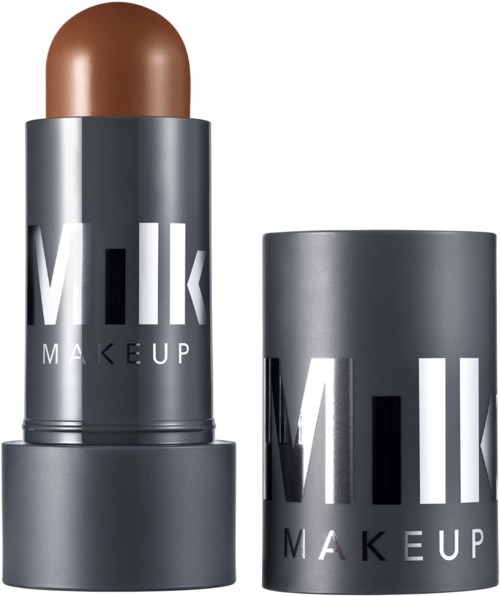 Ruskistikkurui kuorittu yläosa hopeisessa pakkauksessa, jossa on Milk Makeup -logo.