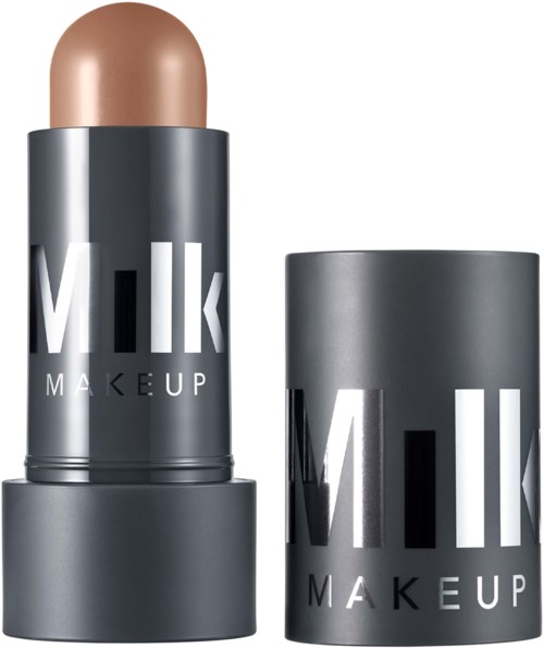 Meikki-tuubi nimeltä Milk Makeup, jossa kansi on pois ja sisältä näkyy vaaleanbeige tuote.