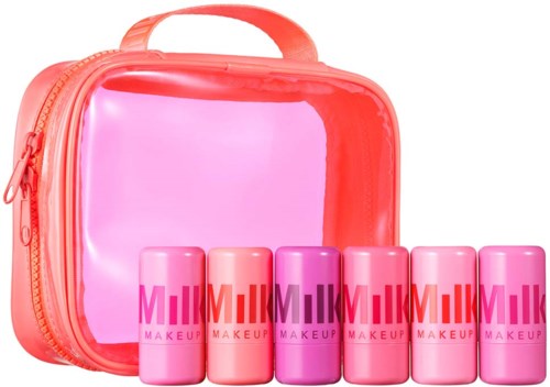 Een roze en oranje make-up tas met zes roze en oranje lippenstiften ernaast. De tassen zien glanzend en kleurrijk uit.