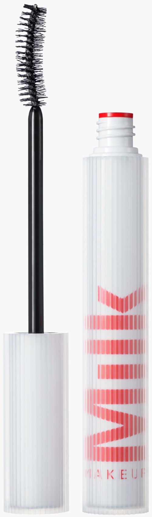 Een mascara kwast met zwarte haren en een witte tube met rode tekst.
