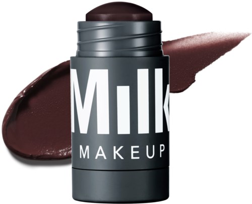 Ein Make-up-Stick mit der Aufschrift 'Milk Makeup' und braunem Lippenstift sowie Streifen braunen Make-ups.