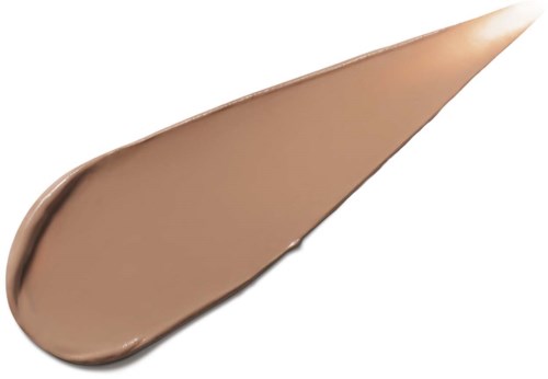 Een teardrop-achtige vlek van beige make-up of foundation.