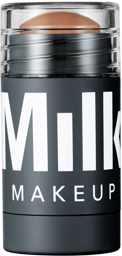 Ein Make-up-Produktbehälter mit einem beigefarbenen Schminkschwamm oben und den Worten 'Milk Makeup' auf der Vorderseite.