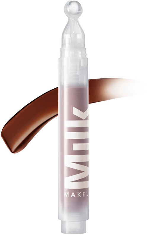Een make-up product in een doorzichtige tube met een rollerball, en een bruin-wit ontwerp.