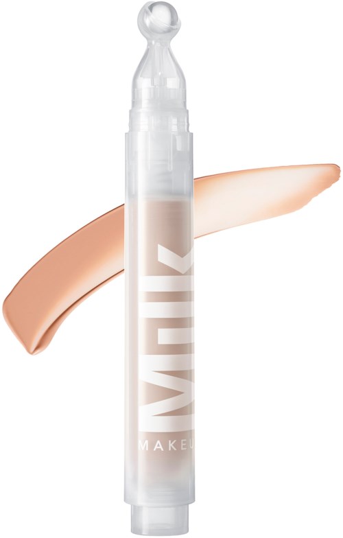 Eine klare Tube mit Make-up-Produkt und Foundation-Straifen im Hintergrund.