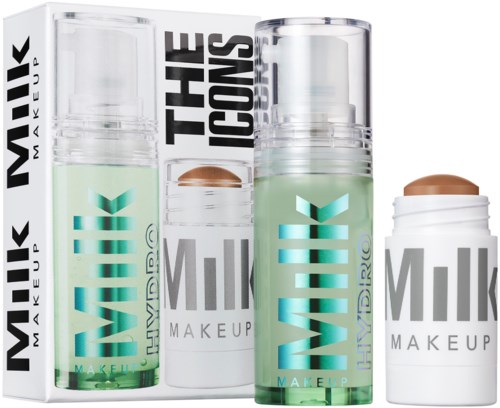 Ein kleiner Make-up-Stift mit brauner Farbe, Kappe abgenommen, im Hintergrund mit Verpackung, beschriftet 'Milk Makeup'.