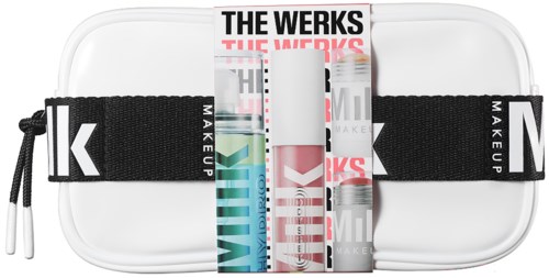 Een witte koffer met een zwart bandje en make-up producten erin, zoals lippenstift en borstels, allemaal met 'MAKEUP K' erop.