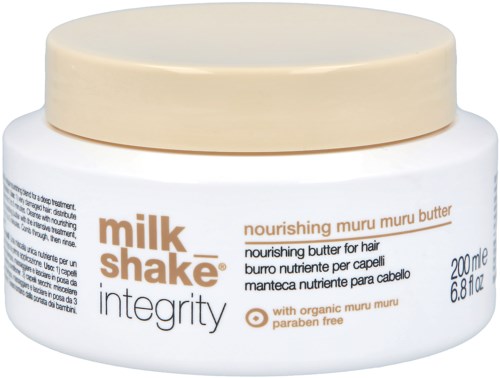 Een witte pot met een beige deksel bevat Milk Shake integrity voedende muru muru boter voor haar. Het label is in meerdere talen.