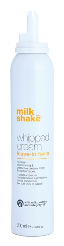 Een witte fles met een tuit, gemerkt milkshake whipped cream leave-in foam, voor haar.