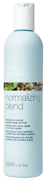 En lys blå flaske med milkshake-merke sjampo merket 'normalizing blend' for normalt hodebunn og hår. Inneholder 300 ml.