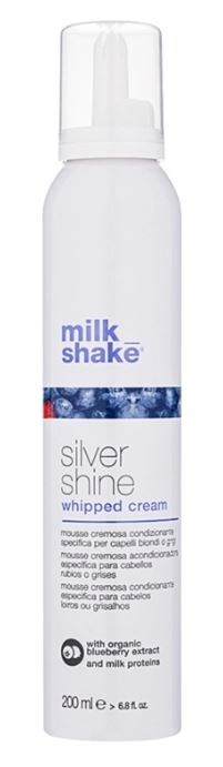 Een witte sprayfles met blauwe en paarse tekst, gelabeld "milk shake silver shine whipped cream," en een blauwe bes afbeelding.
