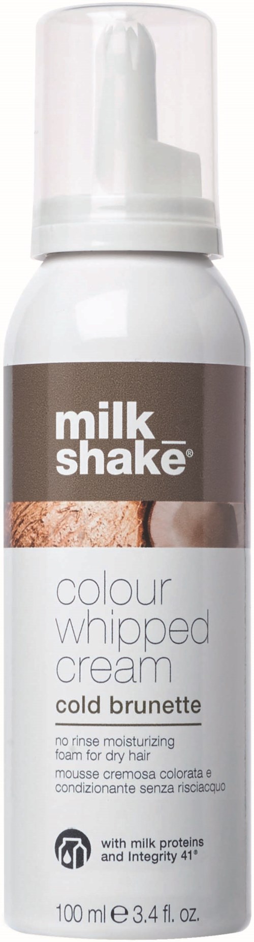 Een witte fles met pomp, getiteld 'milk shake colour whipped cream', voor haarstyling, bevat hydraterend schuim.