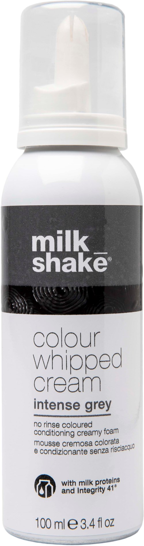 Een wit flesje met pomp, labeled 'milk shake', bevat grijze opgeslagen room voor haarstyling.