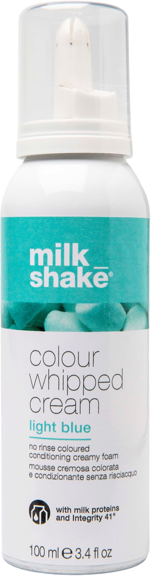 En vit flaska med pump, märkt 'milkshake' och 'colour whipped cream light blue', innehållande kräm för hår eller kropp.